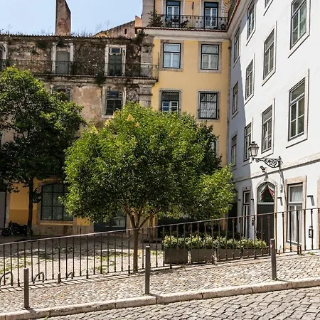 Plum Guide - Stable Doors Appartement Lisboa